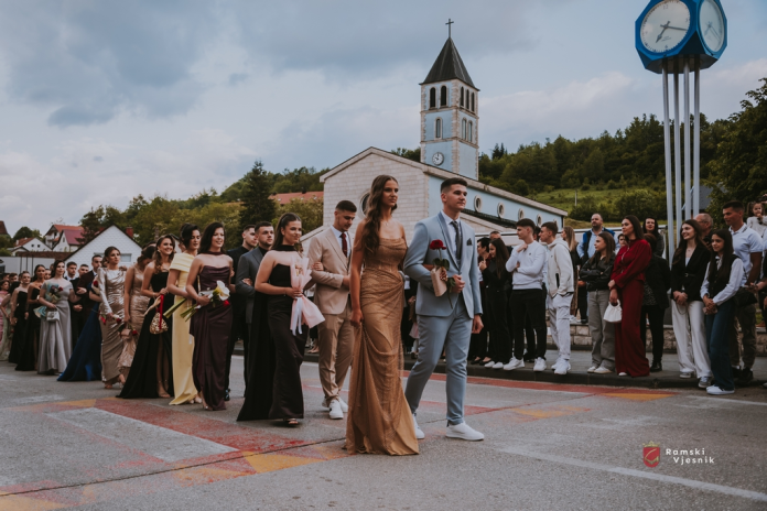 Svečani defile kroz Prozor, maturanti zatvaraju jedno veliko poglavlje
