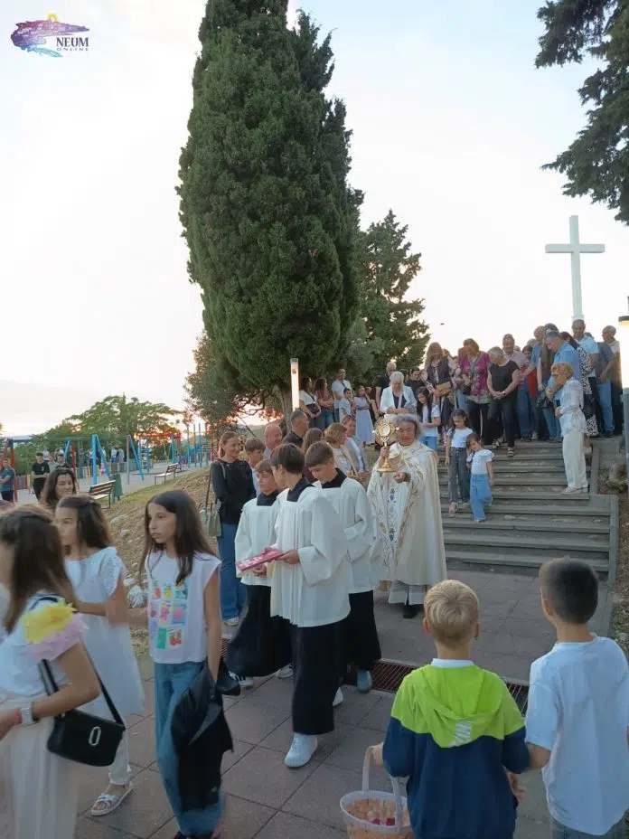 Svečano proslavljeno Tijelovo u Neumu: Brojni vjernici sudjelovali u misi