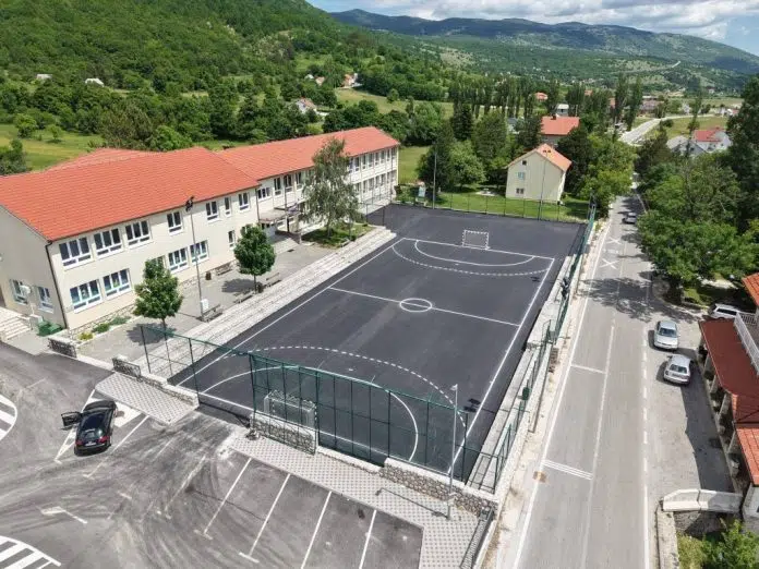 Pogledajte kako izgleda novo uređeno igralište Osnovne škole Ante Brune