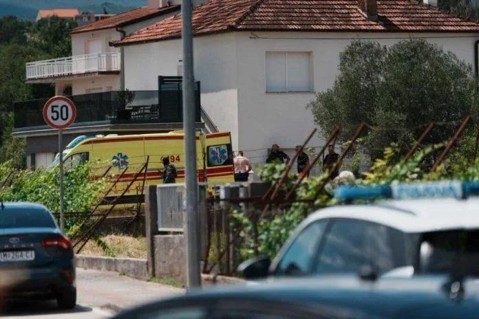 Imotski: Muškarac razbio susjedov automobil, napao policajce, oštetio službeno vozilo