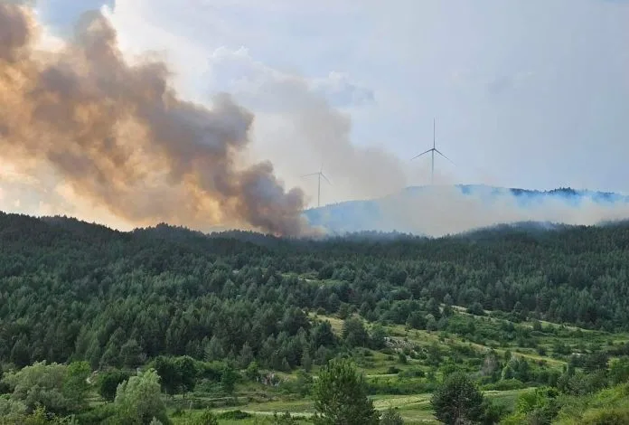 Požar velikih razmjera otvorenog prostora i dalje aktivan na brdu