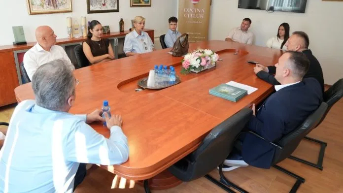 Učenici generacije nagrađeni prigodnima nagradama na prijemu kod načelnika