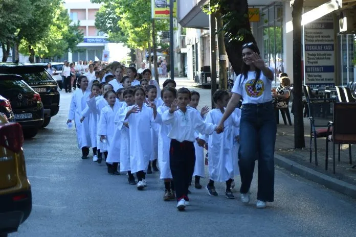 Dječja smotra folklora “Na Petrovu ognjištu” održana sinoć na Trgu