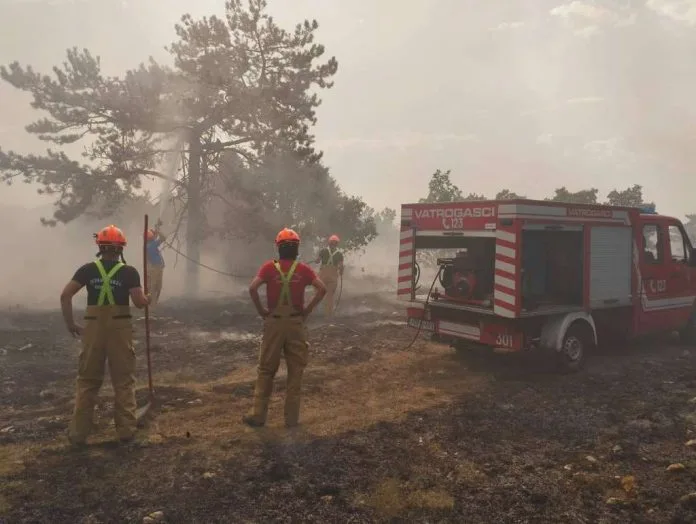 Air Tractor pomogao u gašenju požara kod Livna, vatra se