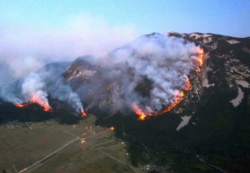 Blidinje ponovno gori: Vatrogasci brane kuće i vikendice