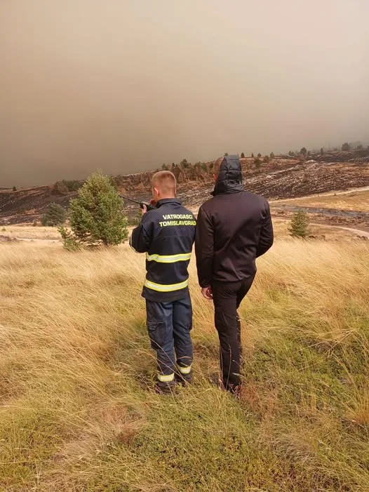 POŽAR NA LJUBUŠI POD KONTROLOM, SPRIJEČENO ŠIRENJE PREMA VRANU