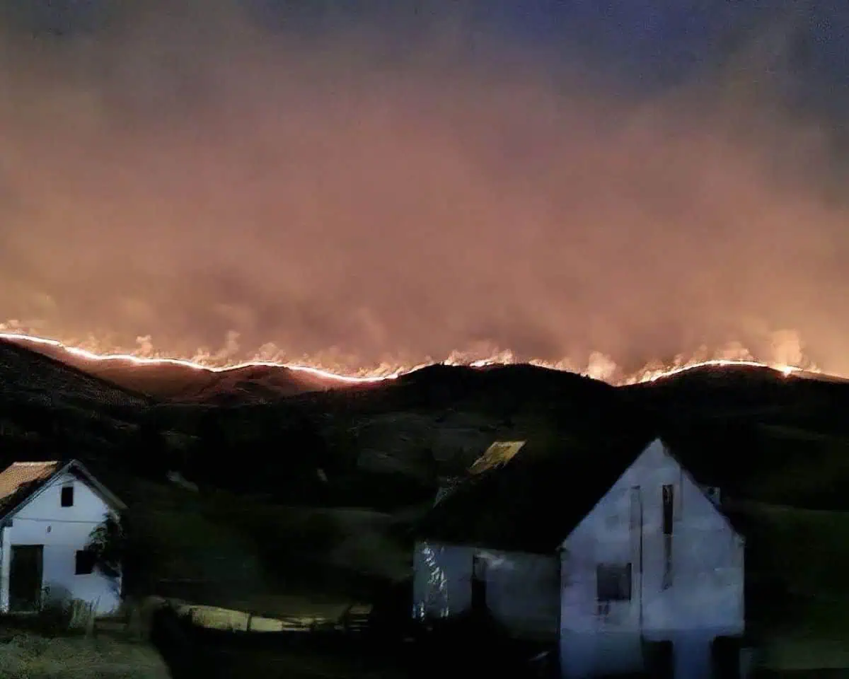 Vatra ne posustaje između Tomislavgrada i Rame, stigla pomoć iz zraka Vatra ne posustaje između Tomislavgrada i Rame, stigla pomoć iz zraka