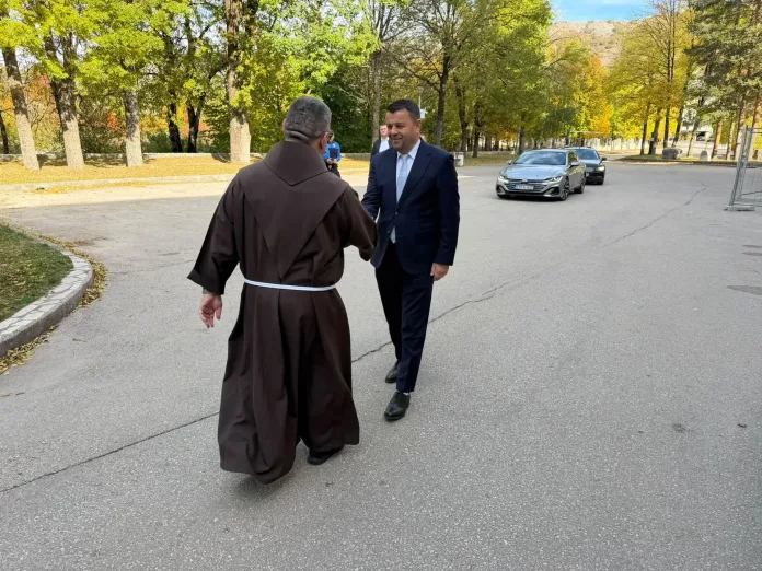 Hurtić u Livnu posjetio Franjevački samostan, džamiju i ćurčinicu i