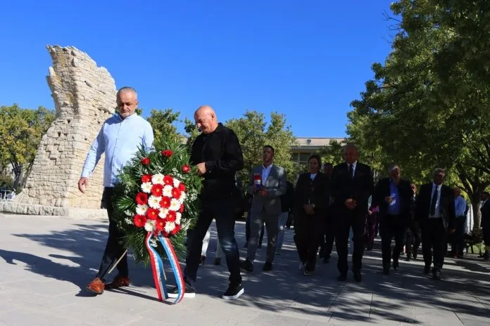 FOTO | Položeni vijenci i zapaljene svijeće u povodu Dana