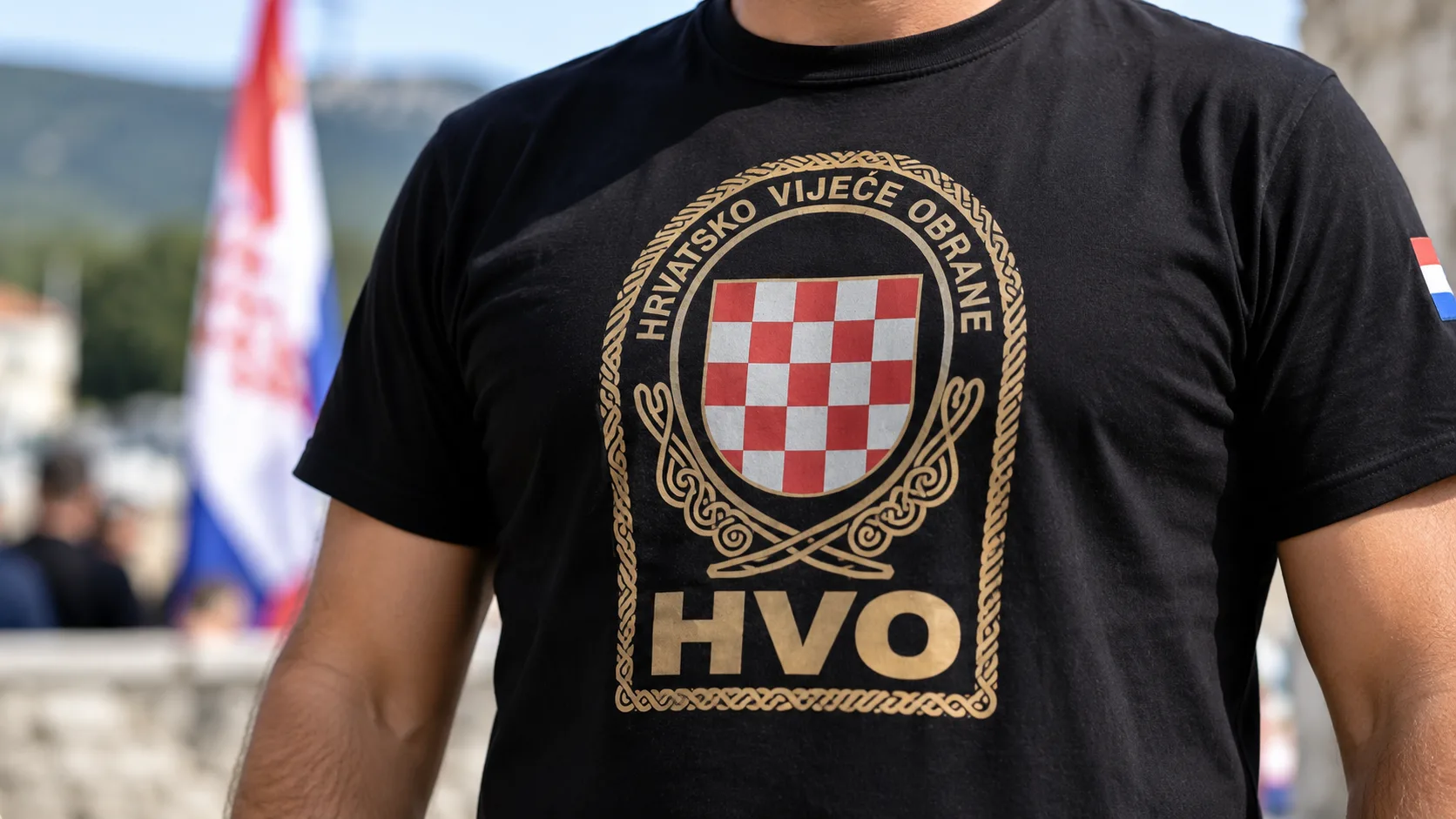 Zbog majice s oznakom HVO-a pretučen umirovljeni dočasnik OS BiH, tvrde braniteljske udruge Zbog majice s oznakom HVO-a pretučen umirovljeni dočasnik OS BiH, tvrde braniteljske udruge