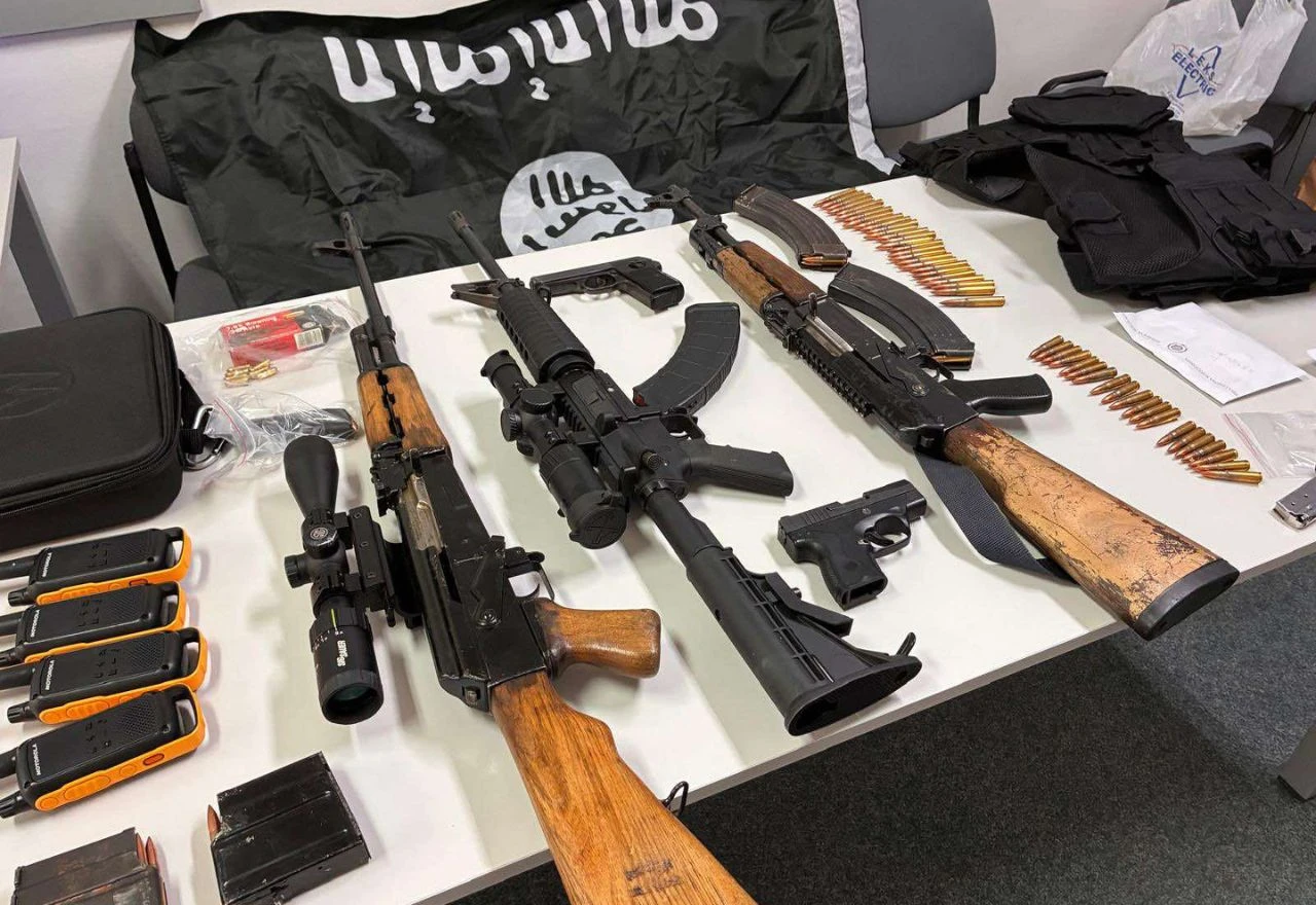 Velika policijska akcija: Pronađene automatske puške, snajper i zastava ISIS-a
